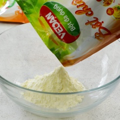 Pha 200gr bột chiên bánh Vedan với 260gr nước rồi trộn đều. Băm nhỏ bắp cải trắng, cà rốt cắt hạt lựu nhỏ, hành lá băm nhỏ. Cho bạch tuộc, bắp cải trắng, hành lá và gừng ngâm chua vào tô bột rồi trộn đều.