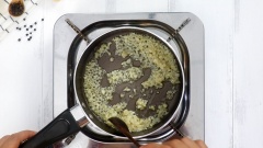 Làm nước sốt: cho vào chảo 2 muỗng canh dầu ăn, đợi dầu nóng thì thêm 30gr tỏi băm vào phi vàng thơm, sau đó vớt tỏi ra chén để riêng. Tiếp theo thêm vào chảo 50ml nước tương, 50gr đường, 30gr dầu hào, 30gr tương ớt, 30gr sốt tương đen, 30gr ớt sa tế và 30gr hạt nêm rồi khuấy đều, đun cho nước sốt sôi lăn tăn rồi nhắc xuống.
