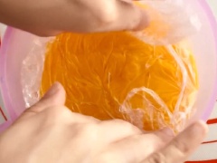 Nghiền nhuyễn 3 lòng đỏ trứng muối. Ngâm nở 1 lá gelatine với nước lạnh. Bắc chảo lên bếp, cho 100gr kem whipping, 10gr kem phô mai cùng 10gr bột Custard, đảo đều. Khi thấy hỗn hợp đều nhau, thì cho 20gr đường, vào đảo cho đường tan. Tiếp tục cho trứng muối đã nghiền nhuyễn vào đảo đều. Cuối cùng cho gelatine đã ngâm nở vào, khuấy cho gelatin tan hoàn toàn. Sau đó đổ ra chén, bọc kín và cấp đông khoảng 2 tiếng.