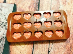 Bạn lấy khuôn chocolate đã khô ra và rót hỗn hợp chocolate đã nguội vào 8/10 khuôn trái tim, đợi cho lớp nhân chocolate se mặt. Cuối cùng, bạn làm nóng phần chocolate đen cho tan chảy sau đó múc chocolate đen đổ cho đầy khuôn trái tim, đợi cho nguội sau đó đem cất tủ lạnh cho chocolate nhanh cứng.