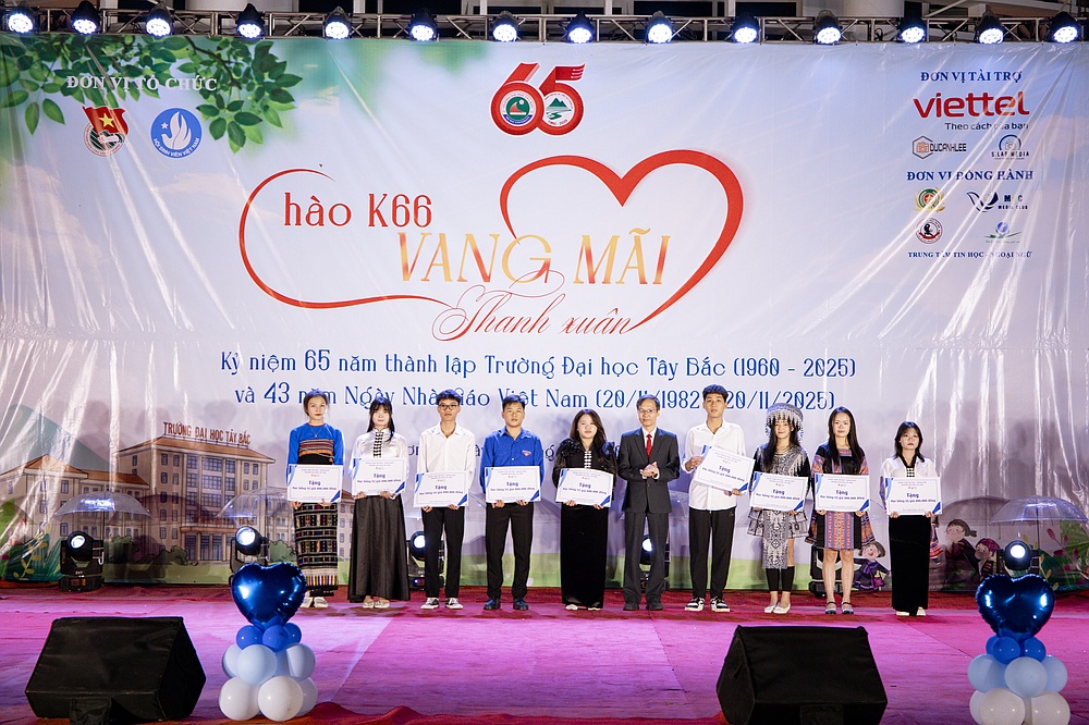 Đêm nhạc hội “Vang mãi thanh xuân”