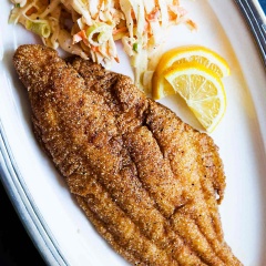 Cho cá chiên giòn ra đĩa và thưởng thức. Món này bạn có thể ăn kèm cơm, salad hay ăn vặt đều được nha. Ngoài ra, bạn có thể chấm cá cùng tương ớt, tương cà, nước tương, nước mắm chua ngọt gì cũng thơm ngon hết cả.