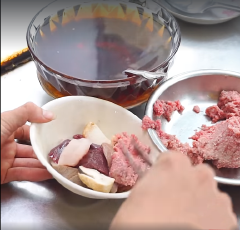 Cách nấu cháo tiều: Múc một lượng cháo trắng đủ dùng vào nồi đem đun cho nóng. Cho lòng, tim, cật, cá lóc, phèo, thịt bằm, nấm rơm vào nấu chung mà không nêm gì cho chuẩn vị.