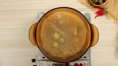 Bắc nồi lên bếp, cho vào 2 muỗng canh dầu ăn, chờ dầu nóng rồi cho vịt đã ướp vào, xào săn vịt. Cho 10 quả sấu tươi vào nồi, đảo đều 2 phút rồi cho 700ml nước dừa vào nồi sao cho nước ngập sâm sấp mặt vịt. Để lửa vừa nấu đến khi sôi.