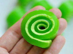 Vậy là món ăn đã hoàn thành! Bạn có thể tạo nhiều màu cho thạch chanh cuộn kẹo marshmallow nhé!