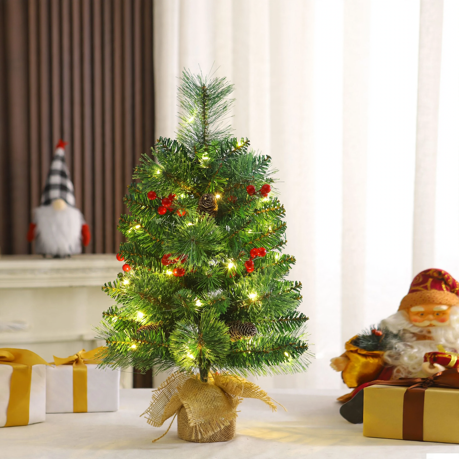 Mini-Weihnachtsbaum mit Tannenzapfen und Beeren