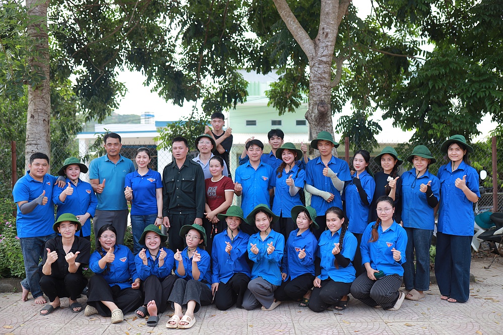 Tuổi trẻ Trường Đại học Tây Bắc phát huy tinh thần tình nguyện, xung kích vì cộng đồng, tham gia hỗ trợ khắc phục hậu quả mưa lũ
