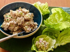 Sốt mayonnaise cá ngừ có thể bảo quản trong tủ lạnh và dùng được ngon nhất trong vòng 4 ngày. Dùng với rau củ, bánh mì, sandwich, cơm nắm, cơm cuộn... đều được. Khi ăn có thể dùng kèm với các loại rau khác.