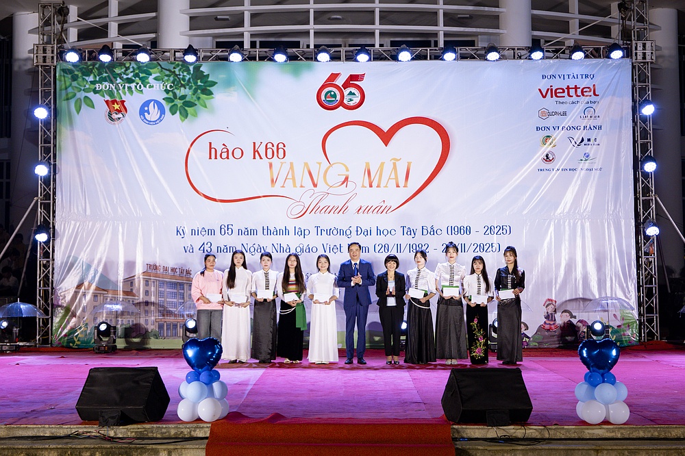 Đêm nhạc hội “Vang mãi thanh xuân”