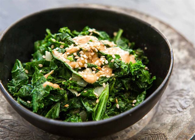 Cải Xoăn Xào Sốt Bơ Mè