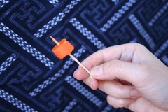 Cà rốt sau khi đã luộc chín, cắt nhỏ vừa để lên quả trứng để làm mủ cho người tuyết. Tiếp tục xâu cà rốt vào 1 đầu của 2 quả trứng cút.