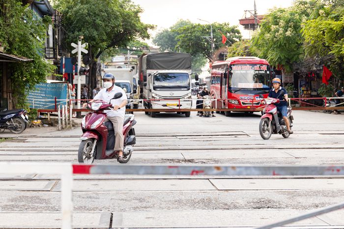 Thót tim cảnh người Hà Nội bất chấp vượt rào chắn, 'đua' tốc độ với tàu hỏa - Báo VTC News