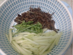 Để chảo đó, cho thêm dầu và cho su su, nấm mèo vào xào nhanh, múc 1 muỗng canh gia vị (đã chuẩn bị trước), đảo đều. Đến khi su su và nấm chín, đổ ra tô để riêng.