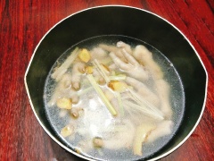 Cho nước vào nồi cùng với 1 chút bột canh nấu cho sôi sau đó bạn cho sả thái khúc, gừng, chân gà và luộc cho tới khi chân gà vừa chín là tắt bếp. Vớt chân gà thả ngay vào tô nước đá lạnh, ngâm khoảng 10 phút cho chân gà được giòn sau đó vớt ra để ráo nước.