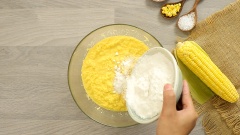 Cho bắp và gạo nếp vào tô, thêm 120gr đường, 150ml nước cốt dừa, 1 muỗng cà phê muối rồi khuấy đều cho tất cả hòa quyện.