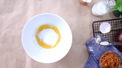 Sốt dầu trứng: Cho 2 lòng đỏ trứng gà vào tô nhỏ, thêm 5gr muối, 10gr đường vào trộn đều. Sau đó dùng máy đánh trứng, đánh ở tốc độ thấp và cho từ từ 200ml dầu ăn vào đánh đến khi sốt mềm mịn, dầu ăn hòa quyện hoàn toàn vào sốt. Cho sốt vào túi bắt kem và bảo quản trong ngăn mát.