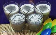 Múc chè ra ly, bạn chan nước cốt dừa và hạt é vào trên mặt.