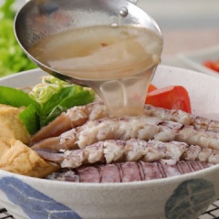 Tiếp đó cho phần nước dùng và nước bề bề vào nồi, nêm thêm 3 muỗng canh nước mắm, 1 muỗng canh hạt nêm, 1/2 muỗng canh muối, 1 muỗng canh đường rồi nấu sôi 15 phút. Xếp đậu hũ chiên, thịt bề bề, rau thơm, rắc thêm hành lá và mùi tàu cắt nhỏ, hành phi lên tô bún, cuối cùng chan nước dùng vào bún bề bề.