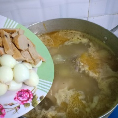 Đến khi nồi bánh canh sôi lại, cho trứng cút và chả cá vào, nêm nếm gia vị cho vừa ăn. Đập trứng gà - đánh nhuyễn và khuấy vào nồi bánh canh. Nấu khoảng 1 phút nữa rồi thì tắt bếp. Cho bột bánh canh vào tô và chan nóng nước bánh canh vào. Rắc ngò - tiêu lên trên và thưởng thức cùng với tương ớt.