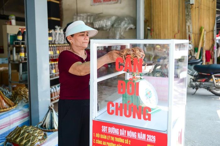 Lắp cân đối chứng tại các chợ hải sản ở Sầm Sơn - Báo Thanh Hóa