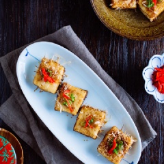 Khi ăn gắp đậu hũ ra dĩa, rưới nước sốt và rắc thêm một lớp khô mực sợi nữa là có thể thưởng thức. Đậu hũ chiên sốt teriyaki thấm đều gia vị đậm đà cùng khô mực ngòn ngọt ăn cùng cơm nóng rất ngon.