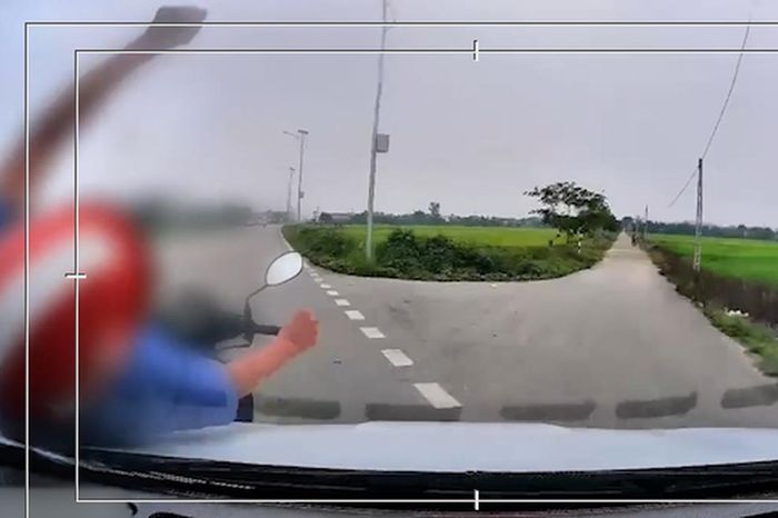 Sang đường không quan sát, người đi xe máy bị ô tô tông văng xuống mương - Báo Xây Dựng