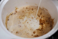 Làm caramel cho phần sữa: đun nóng nồi, cho 2 muỗng canh đường trắng vào, dùng muỗng khuấy liên tục cho đường hòa tan và không bị cháy khét. Nấu đến khi đường chuyển thành màu cánh gián đẹp mắt thì tắt bếp. Chế 500ml sữa vào, thêm 2 túi trà lọc, nấu sôi thì tắt bếp. Để túi trà khoảng 7 - 10 phút thì lấy ra. Múc trân châu vào ly, rót trà sữa vào và thưởng thức.