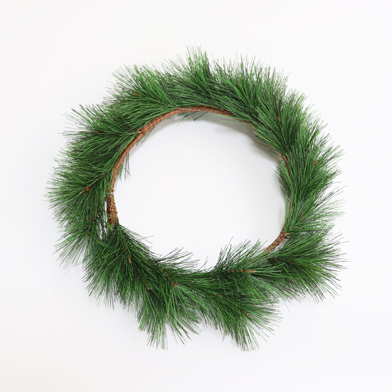 Weihnachtskranz aus PVC-Tannennadeln