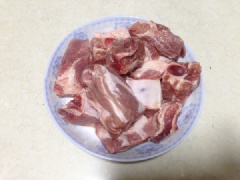 Sườn heo được rửa sạch, chặt nhỏ. Đun sôi nhiều nước cho sườn vào chần sơ qua 1-2 phút thì vớt ra để riêng.
