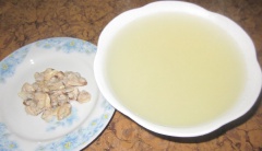Ngao mua về rửa sạch, ngâm nước cho nhả bớt cát, đất, luộc chín, tách lấy thịt ngao. Phần nước luộc ngao lọc cho bớt cặn, dùng để nấu cháo.
