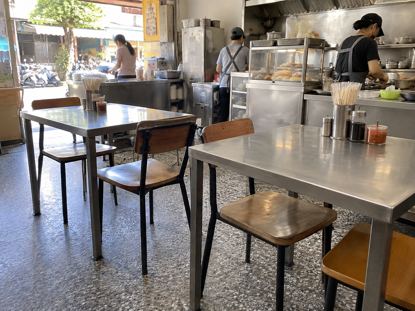 早餐店使用穩固、易清潔的桌椅並保留走動空間