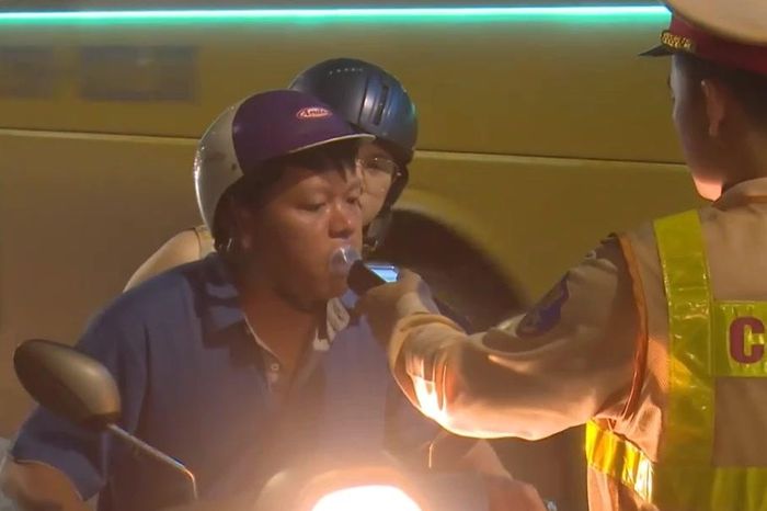 Đội CSGT đường bộ số 6 xuyên đêm xử lý nồng độ cồn - Đài Phát thanh và truyền hình Hà Nội
