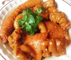 Thú linh khìa nước dai ngon có màu vàng nâu óng ánh của nước dừa sệt lại. Món ăn nhai dai dai, giòn giòn thơm phức, vị mặn ngọt, béo ngon rất hợp miệng, kích thích bạn ăn nhiều cơm.