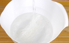 Bắt đầu bằng cách ngâm 30g miến khô trong nước lạnh trong 15 phút, đảm bảo rằng tất cả miến được ngâm trong nước. Tiếp theo đun nóng 2 muỗng canh dầu ăn trong chảo trên lửa lớn, sau đó chiên 2 tép tỏi thái nhỏ trong khoảng 20 giây. Sau đó thêm vào 80g ức gà thái hạt lựu và chiên gà cho đến khi nó bắt đầu chuyển thành màu trắng. Bây giờ thêm vào 1 quả trứng, đảo đều. Thêm 1 chén bắp cải xắt nhỏ.