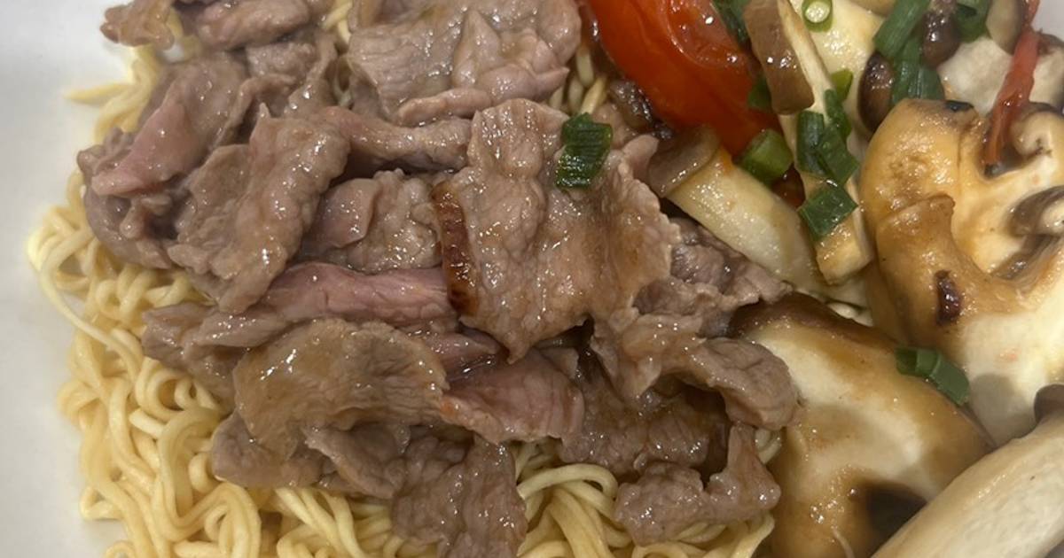Mì gói xào thịt bò nấm