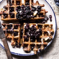 Chuẩn bị máy làm bánh waffle cho nóng, cho hỗn hợp bột vào giữa khuôn rồi đậy nắp lại, đợi 5 - 6 phút là bánh đã chín và lấy ra. Làm như vậy đến khi hết bột là xong rồi đó. Khi ăn, bạn rưới mứt việt quất lên nữa là có thể thưởng thức được món bánh thơm ngon rồi.