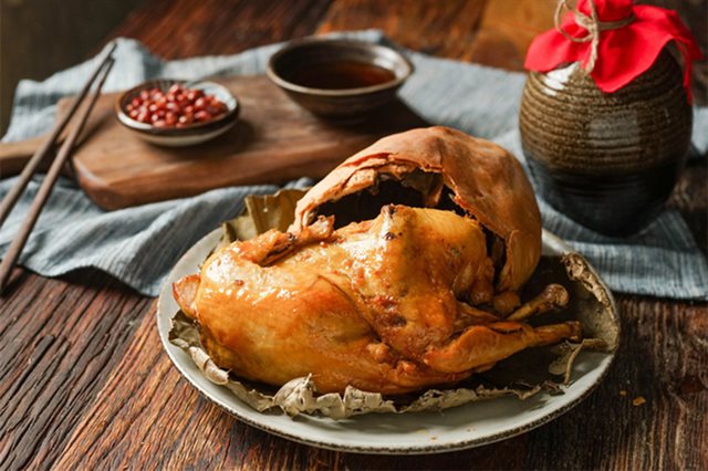 Gà Nướng Bọc Lá Sen Bột