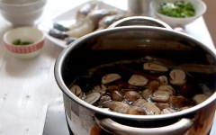 Sả cắt bỏ phần ngọn già rồi cắt thành khúc. Riềng cắt lát. Lá chanh tước bỏ gân, vò cho dập. Nấm rơm rửa sach, cắt làm đôi hoặc làm tư tùy kích cỡ. Đun sôi 1 lít nước, cho càng tôm cùng sả, riềng, lá chanh vào, đun đến khi nước sôi lại thì cho nấm rơm. Tiếp tục đun lửa nhỏ khoảng 15 phút.