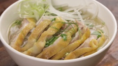 Chần bánh phở qua nước sôi cho ra tô, xếp thịt gà, gốc hành, lá chanh, hành tây vào tô rải ngò rí hành lá lên trên, chan nước dùng lúc đang sôi vào tô, khi ăn vắt thêm chanh, ớt, tương ớt, tương đen tùy khẩu vị, dùng với các loại rau ăn kèm.