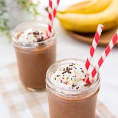 Cách làm sinh tố chuối socola với sự kết hợp độc đáo của chuối và socola thật tuyệt. Khi xay xong cho sinh tố ra ly bạn có thể thêm chút topping điểm cho ly sinh tố thêm lung linh như ngoài hàng nhé!