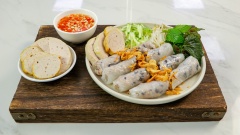 Khi ăn rắc thêm hành phi lên bánh cuốn, ăn kèm chả lụa hoặc chả chiên, thêm chút rau sống và nước mắm ớt nữa là món bánh cuốn bằng bánh tráng của bạn đã hoàn thành.