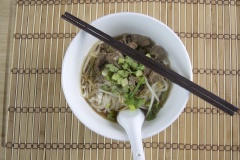 Sau 30 phút trôi qua, vớt phở cho vào nồi thịt và nấu sôi trong nước khoảng 5 phút hoặc lâu hơn cho đến khi phở mềm. Sau đó múc phở cho đều ra 2 tô, thêm ít giá đỗ, hành lá và ngò rí thái nhỏ lên trên, thưởng thức nóng.