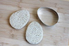 Dùng khuôn cắt bánh quy để cắt bánh mì sandwich thành 2 hình như bên dưới.