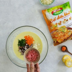 Pha 200gr bột chiên bánh Vedan với 260gr nước rồi trộn đều. Băm nhỏ bắp cải trắng, cà rốt cắt hạt lựu nhỏ, hành lá băm nhỏ. Cho bạch tuộc, bắp cải trắng, hành lá và gừng ngâm chua vào tô bột rồi trộn đều.