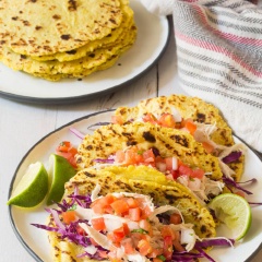 Vậy là món bánh mì Tortilla trứ danh của đất nước Mexico đã ra đời theo một biến tấu hoàn toàn khác rồi. Bạn có thể dùng bánh như bánh mì Việt Nam nhé, ăn kèm với salad này, chấm súp này, kẹp thịt nữa chứ, bảo đảo rất ngon miệng nha.