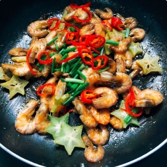 Lấy phần đầu hành trắng cắt nhỏ phi thơm với 1 muỗng canh dầu ăn. Hành lá dậy mùi thơm, cho 200gr tép vào tao nhẹ. Kế đến cho hỗ hợp gia vị: nước mắm, đường, bột ngọt, tiêu xay vào chảo, dùng đũa đảo liên tục, khi hỗn hợp này keo lại, cho 2/3 khế vào chảo, phần khế còn lại dùng trang trí. Tao nhẹ cho đến khi khế đổi màu thì cho hết phần ớt, hành lá vào, đảo một lần nữa và nêm nếm lại gia vị và tắt bếp.