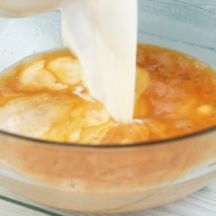 Hỗn hợp Pudding: Cho 15 gram mật ong, 60 gram đường trắng, 3 quả trứng và 1 lòng đỏ trứng vào tô, đánh đều. Sau đó, cho 350 gram sữa tươi ấm (khoảng 60 độ C) vào hỗn hợp trứng đánh, trộn đều, lọc qua rây cho mịn.