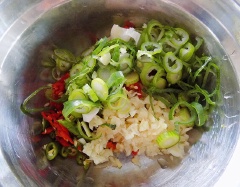Gừng thái chỉ (để dành 1 ít nhét bụng cá); ớt tỏi băm; hành lá 1/2 thái nhỏ, còn lại thái khúc để nhét bụng cá; cà chua thái đôi. Cho tất cả vào vào tô cùng 2 muỗng canh nước mắm, 1.5 muỗng canh đường, 4 muỗng canh nước cốt chanh, 3 muỗng canh nước lạnh, tộn đều.
