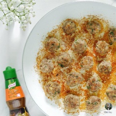 Trộn đều 2 loại thịt ướp cùng sốt nêm Knorr thịt heo, muối, tiêu, hành tây, tỏi, ngò tây, sữa tươi sau đó vo thành viên tròn vừa ăn. Cho chảo lên bếp cùng dầu ăn và bơ chiên vàng 2 mặt thịt viên.