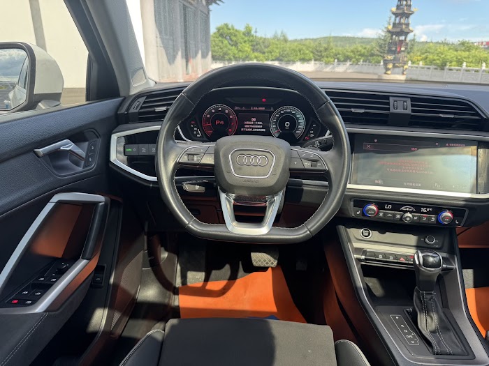 AUDI Q3
